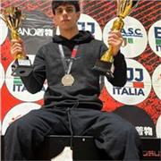 Sono un laureato in scienze motorie. Offro la mia totale disponibilità per assisterli in palestra e anche a casa